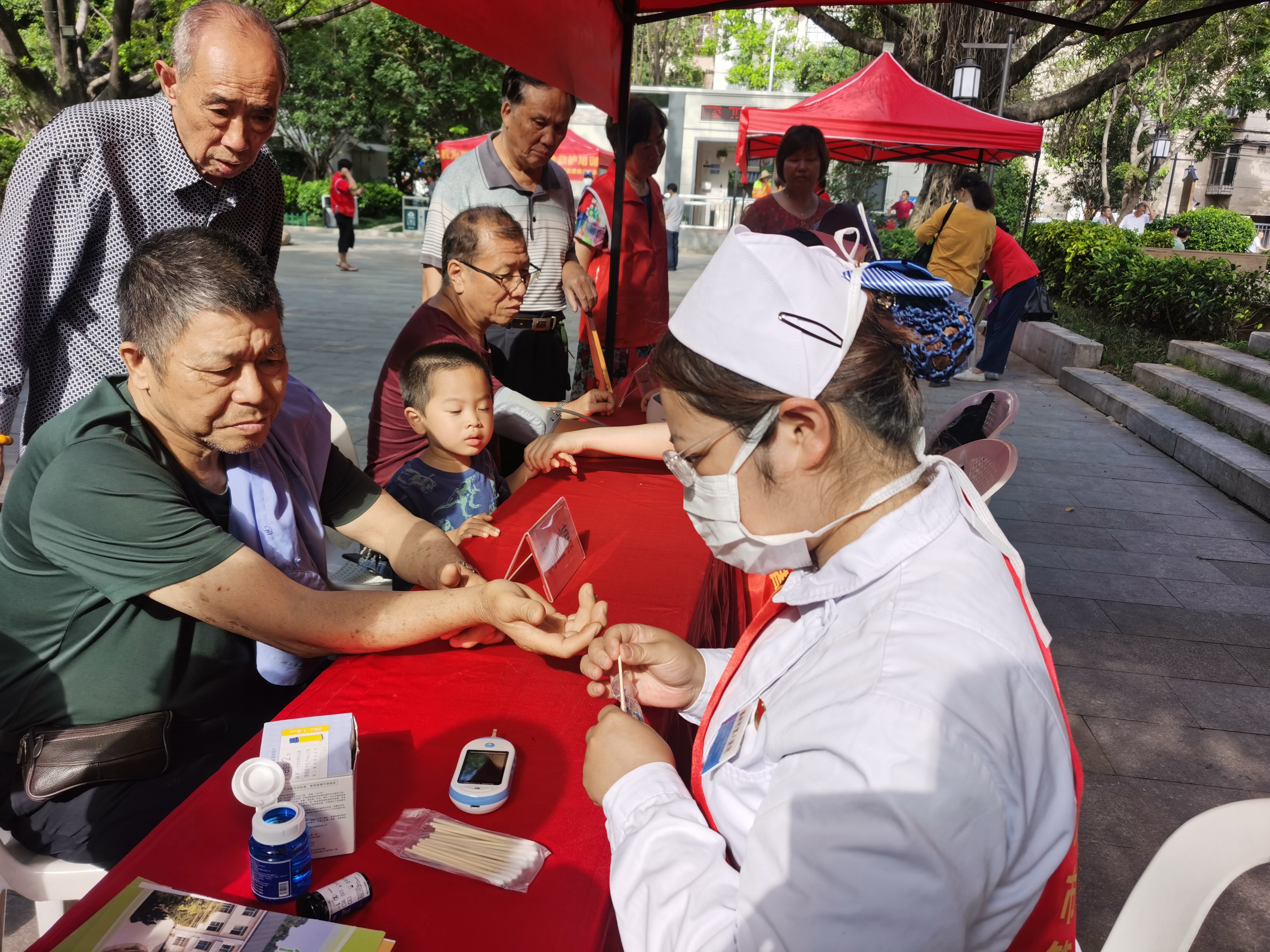 我為群眾辦實(shí)事|晉安區(qū)志愿服務(wù)公益集市“開(kāi)市” 群眾紛紛來(lái)“趕場(chǎng)”