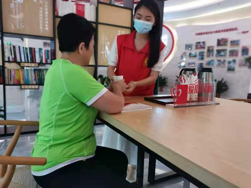 愛心茶攤送清涼 共筑最美文明風景