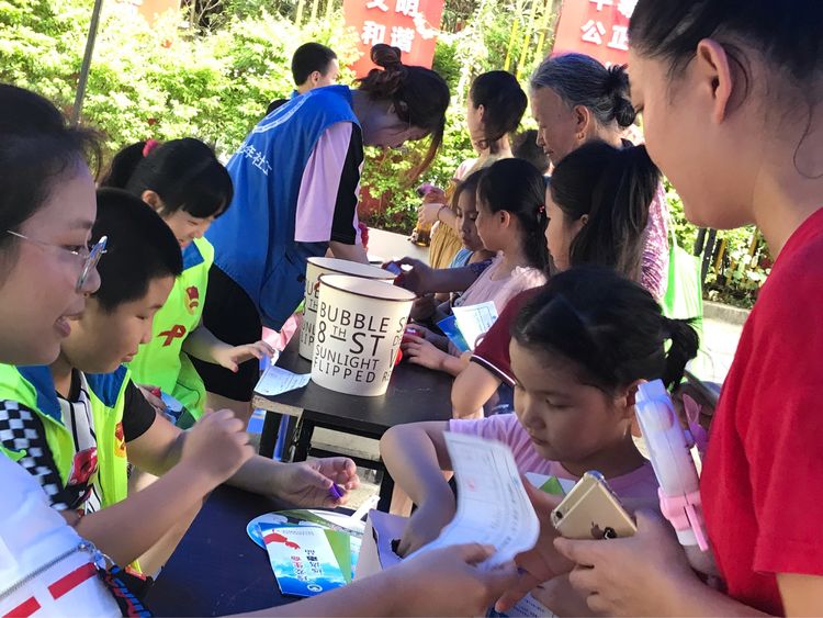 茶園街道以“珍愛生命、守護人生”為主題在環南公園對未成年人開展了禁毒宣傳活動