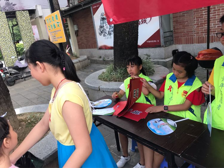 茶園街道以“珍愛生命、守護人生”為主題在環南公園對未成年人開展了禁毒宣傳活動