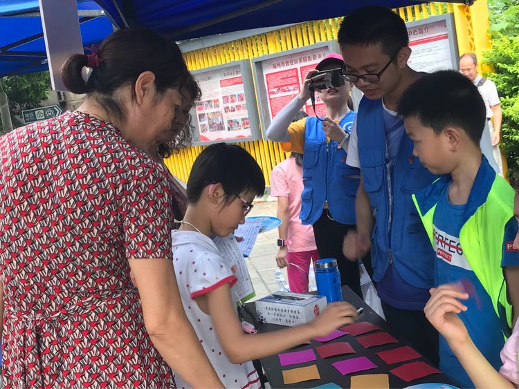 茶園街道以“珍愛生命、守護人生”為主題在環南公園對未成年人開展了禁毒宣傳活動