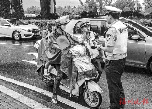 電動車闖上高架　雨衣下藏兩小孩