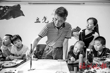 老有所為　七旬老人免費(fèi)教國(guó)畫