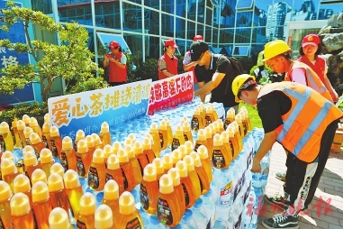 “送清涼”小分隊(duì)昨首發(fā)  2萬(wàn)瓶“愛(ài)心水”送給一線勞動(dòng)者