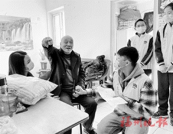 青年志愿者慰問困難老人