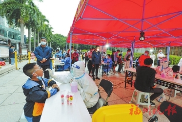 工作人員和志愿者連軸轉　市民積極配合  四城區核酸檢測有速度有溫度