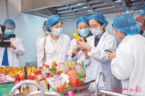 執法人員“空降”檢查十一中食堂  本報記者全程直擊這場“你點我檢”行動