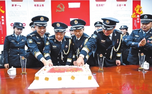 英模接力棒　一棒傳一棒  福州車站派出所四代英模共慶中國人民警察節