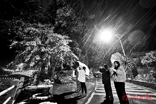 福州多地迎來(lái)今年首場(chǎng)降雪  市民連夜“追雪”　網(wǎng)絡(luò)直播火熱