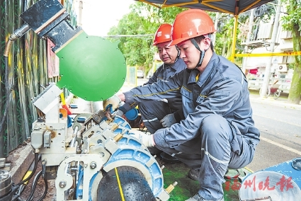 安裝用戶端燃?xì)庾蚤]閥、改造提升老舊管網(wǎng)、服務(wù)延伸至鄉(xiāng)村……  “福氣哥”這樣守護(hù)“萬家煙火”