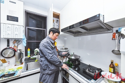 安裝用戶端燃?xì)庾蚤]閥、改造提升老舊管網(wǎng)、服務(wù)延伸至鄉(xiāng)村……  “福氣哥”這樣守護(hù)“萬家煙火”