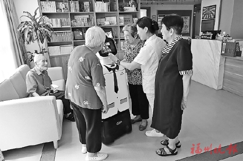智能保姆、智能保安、智能醫(yī)助點(diǎn)亮晚年生活  福州智慧養(yǎng)老　老人福上加福