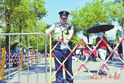 12年前在考場(chǎng)內(nèi)奮筆疾書(shū)，如今在考場(chǎng)外維持秩序  民警許黃敏重返母校護(hù)航高考