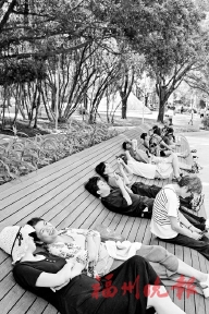 福州公園將迎“躺平”升級  首批11張“躺平椅”年內(nèi)將試點設(shè)置到市管各大公園，讓市民休憩更愜意