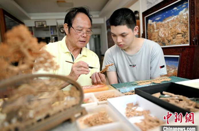 （八閩千姿）“刀”耕不輟 福州古稀匠人傳承軟木畫
