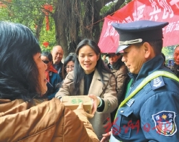 【網絡中國節·春節】寫春聯送盆栽　濃濃春意鬧鼠年