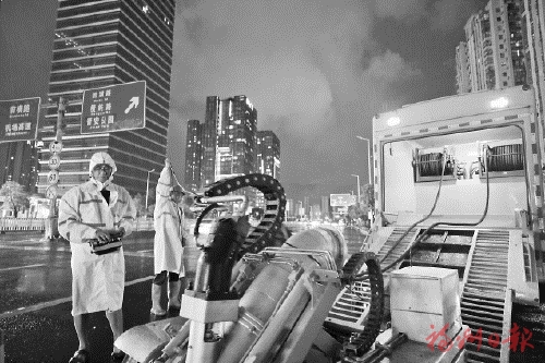我市積極應對臺風“盧碧”對城區影響  連續作戰排水防汛